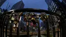 Sebuah gambar close-up menunjukkan gembok cinta yang terpasang pada pagar besi di jembatan underpass di kawasan Paulista Avenue di pusat Kota San Paulo, Brasil, Selasa (2/6/2015). (REUTERS/Paulo Whitaker)