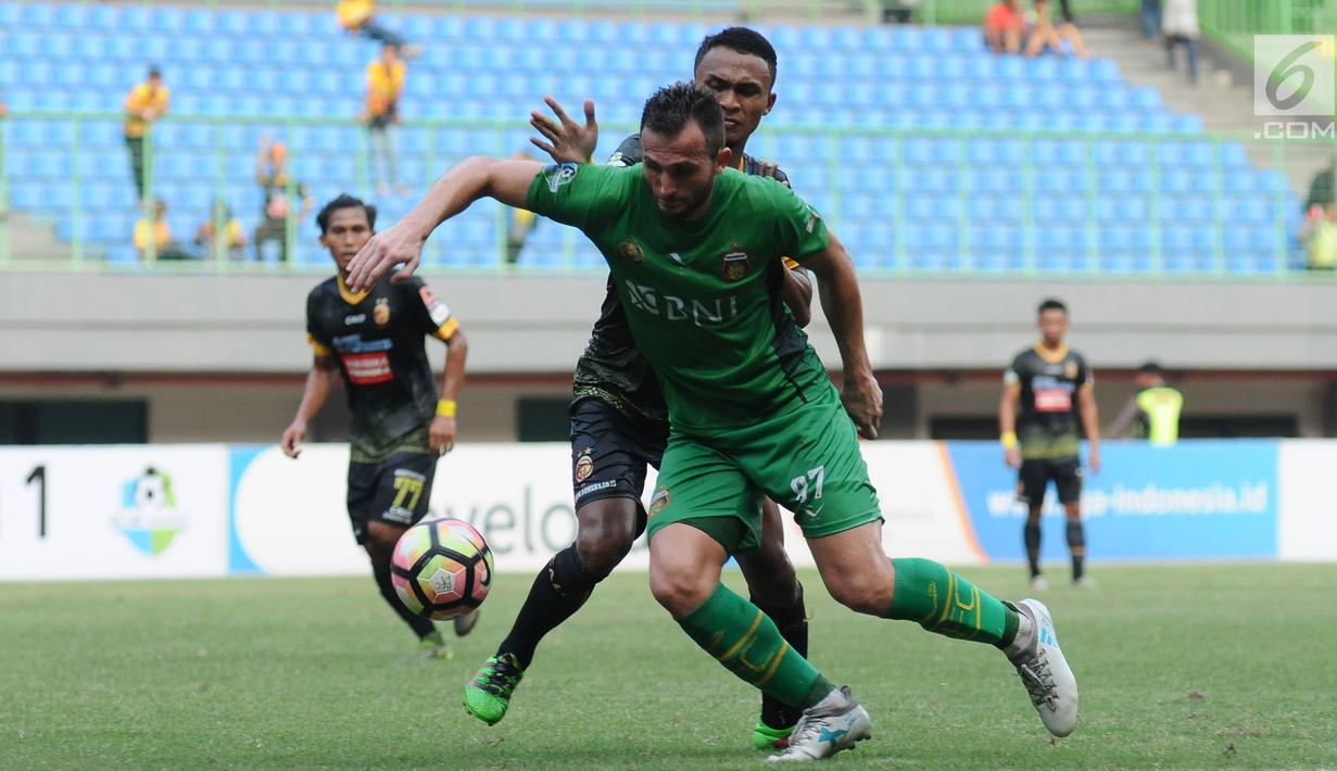 Gelandang Bhayangkara FC, Ilija Spasojevic (depan) berebut bola dengan pemain Sriwijaya FC, Achmad Faris A pada lanjutan Liga 1 Indonesia di Stadion Patriot Candrabhaga, Bekasi,, Minggu (20/8). Bhayangkara FC menang 2-1. (Liputan6.com/Helmi Fithriansyah)