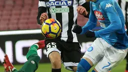 Kiper Udinese, Simone Scuffet (kiri) menghalau bola dari kejaran pemain Napoli, Jose Callejon pada laga Coppa Italia di San Paolo stadium, Naples, (19/12/2017). Napoli menang 1-0. (Cesare Abbate/ANSA via AP)