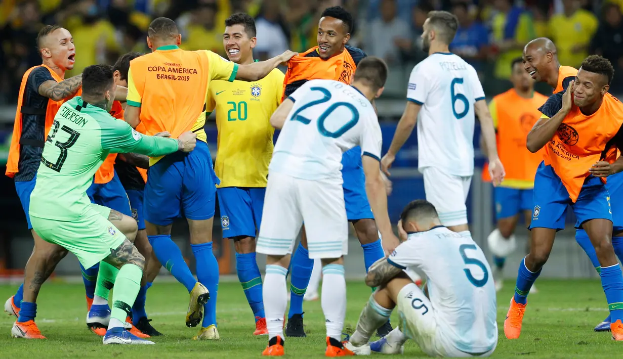 Para pemain Brasil merayakan kemenangan mereka atas Argentina di akhir pertandingan semifinal Copa America 2019 di Stadion Mineirao, Belo Horizonte, Brasil, Selasa (2/7/2019). Brasil lolos ke final Copa America 2019 setelah menghajar Argentina 2-0. (AP Photo/Victor R. Caivano)