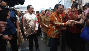 Empat orang yang pernah memimpin Jakarta hadir dalam puncak perayaan Tahun Baru Imlek 2577 Kongzili. Tampak dalam foto, Gubernur DKI Jakarta, Pramono Anung (kanan) bersama Gubernur DKI Jakarta periode 1997-2012, Sutiyoso, menyapa warga sesaat sebelum menghadiri puncak perayaan Cap Go Meh di kawasan Pancoran Chinatown Point Mall, Jakarta, Selasa 3 Maret 2026. (Kapanlagi.com/Budy Santoso)