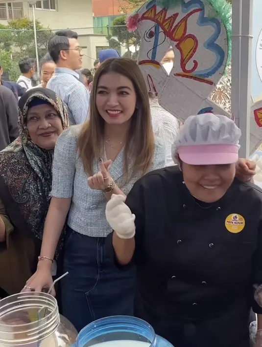 Memberikan love sign ala Korea Selatan, Selvi juga mengenakan berbagai perhiasan dari kalung, gelang, cincin, dan jam tangannya.  @indonesiainseoul/@gandisulis