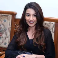 Turun dari mobil, ibu dua anak itu langsung menuju ruang sidang. Datang dengan mengenakan kaca mata warna gelap. Marwa tampil cantik dengan kemeja warna hitam dan bawahan celana warna merah marun. (Nurwahyunan/Bintang.com)