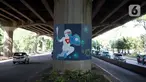 Mural bertema Covid-19 menghiasi pilar Jalan Tol Ir. Wiyoto Wiyono di kawasan Cempaka Putih, Jakarta, Rabu (2/12/2020). Pembuatan mural pada 100 pilar tersebut bertujuan untuk menghiasi kolong tol agar lebih berwarna. (Liputan6.com/Immanuel Antonius)