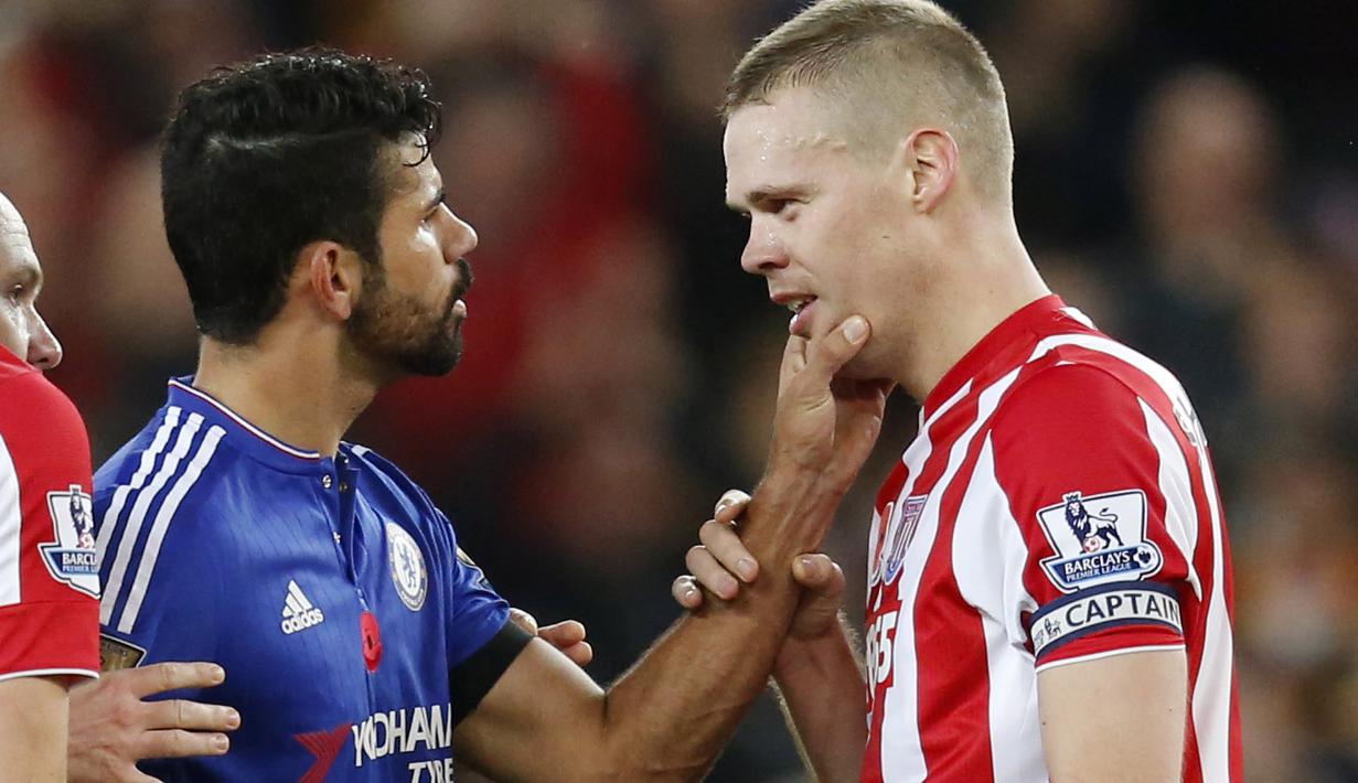 Pemain Chelsea, Diego Costa (kiri), bersitegang dengan pemain Stoke City, Ryan Shawcross, pada lanjutan Liga Premier Inggris di Stadion Britannia, Stoke, Minggu (8/11/2015) dini hari WIB. (Action Images via Reuters/Ed Sykes)