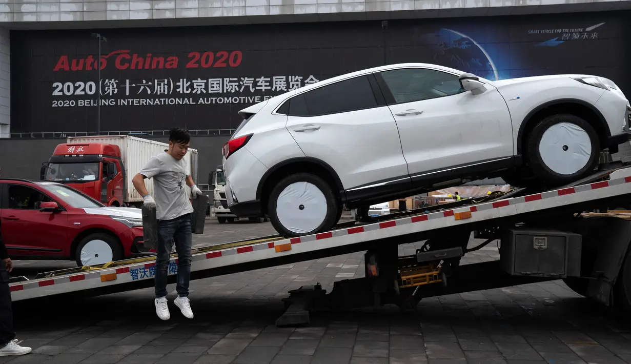 Mobil dikirim untuk pameran Auto China 2020 yang akan digelar di Beijing, Kamis (24/9/2020). Ajang Beijing International Automotive Exhibition 2020 (Auto China 2020) digelar mulai 26 September 2020 - 5 Oktober 2020 mendatang. (AP Photo/Ng Han Guan)