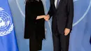 Aktris dan Duta UNHCR, Angelina Jolie bersalaman dengan Sekretaris Jenderal NATO Jens Stoltenberg usai menggelar konferensi pers di Markas Besar NATO di Brussels, Belgia (31/1). (AP Photo/Geert Vanden Wijngaert)