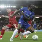 Gelandang Chelsea, Victor Moses, berebut bola dengan pemain Liverpool, Alberto Moreno, pada laga Piala Liga Inggris di Stadion Anfield, Rabu (26/9/2018). Liverpool takluk 1-2 dari Chelsea. (AP/Rui Vieira)