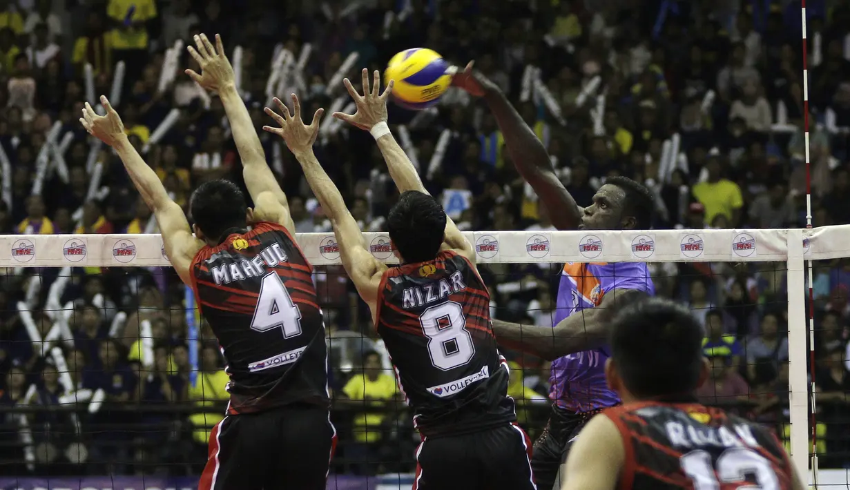 Pemain Jakarta BNI 46, Osmel Camejo Durruthy, melakukan smes saat melawan Surabaya Bhayangkara Samator dalam final Proliga 2019 di GOR Among Rogo, Yogyakarta, Minggu (24/12). Samator berhasil meraih juara Proliga 2019. (Bola.com/Yoppy Renato)