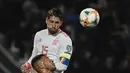 Duel udara antara Kyran Nkowo dan Sergio Ramos pada laga kedua Kualifikasi Piala Eropa 2020 yang berlangsung di Stadion Ta Qali, Malta, Rabu (27/3). Spanyol menang 2-0 atas Malta. (AFP/Filippo Monteforte)