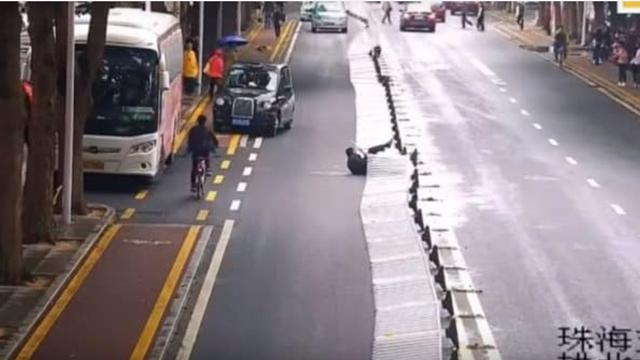 Kasihan, Begini Nasib Pemuda Saat Hendak Menaiki Pembatas Jalan
