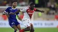 Youssouf Fofana menjauhkan bola dari kejaran penyerang Marseille, Pierre-Emerick Aubameyang di Ligue 1 2023/2024. (AFP/Valery Hache)