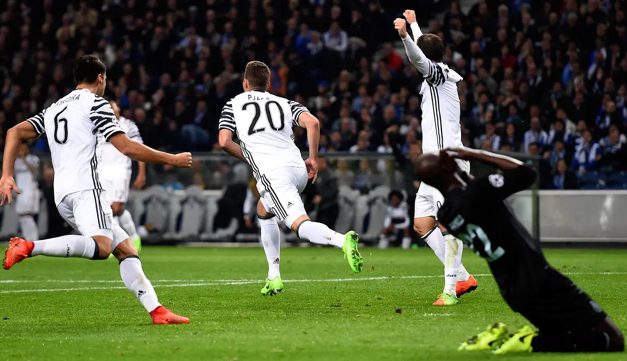 Pemain Juventus, Marko Pjaca (kedua kiri) melakukan selebrasi usai mencetak satu gol ke gawang Porto pada leg pertama babak 16 besar Liga Champions di Estadio do Dragao, Porto, Rabu (22/2). Juventus menang 2-0 atas Porto. (FRANCISCO LEONG/AFP)