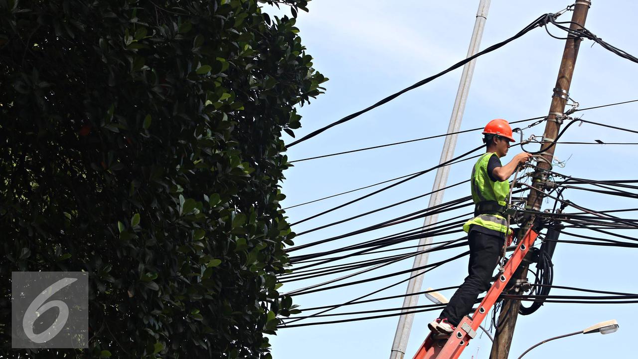 Warga miskin yang berhak mendapatkan bantuan sambungan listrik masuk ke dalam BDT TNP2K berdasarkan rekomendasi bupati.