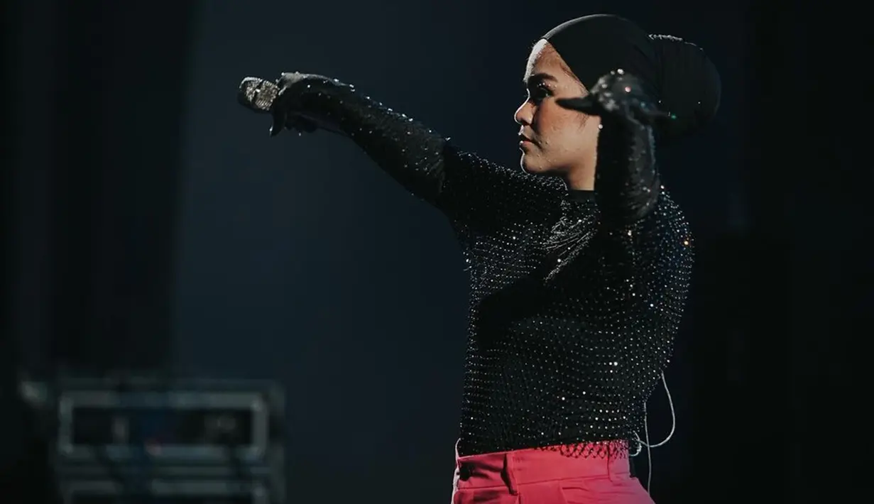 Baik dalam pemotretan atau manggung, Sivia memang dikenal kerap menampilkan gaya fierce. Istri dari Pria Hardie itu selalu tampil memesona dengan riasan minimalis yang menonjolkan blushon orange dan lipstik warna serupa. Meski tengah hamil, wajah tirusnya masih terlihat. (Liputan6.com/IG/@siviazizah)