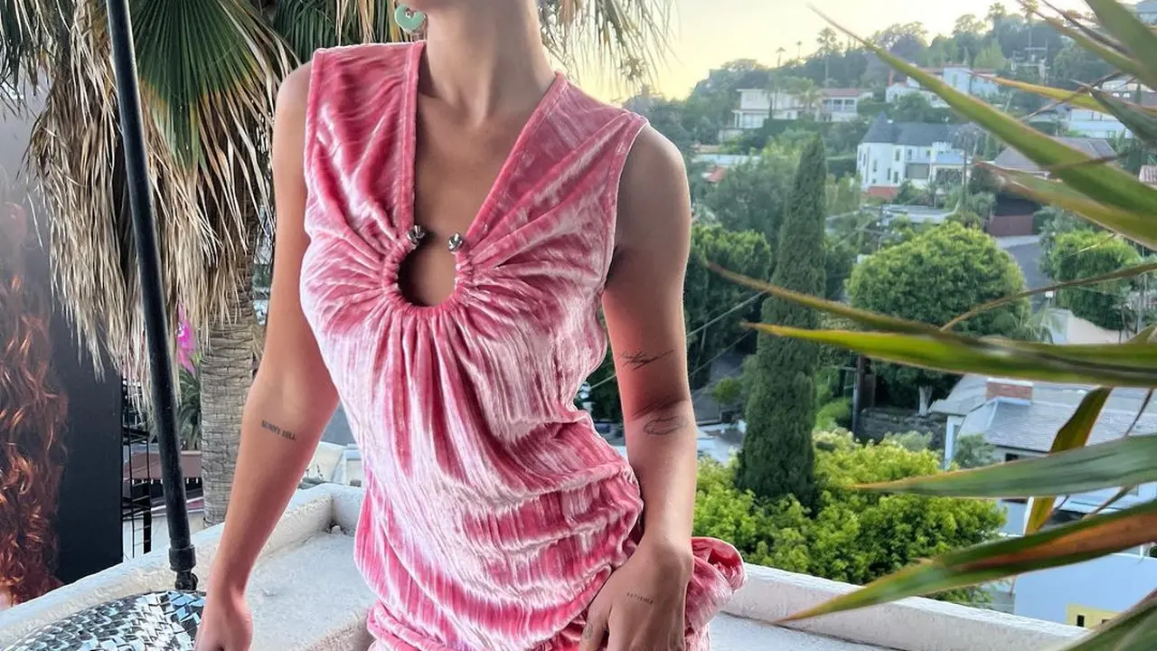 8 Potret Dua Lipa Tampil dengan Gaun Menerawang di Premiere Film Barbie