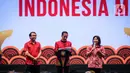 Presiden Joko Widodo (tengah) berbincang bersama peraih medali emas pada Olimpiade 1992, Susi Susanti (kanan) saat Perayaan Imlek Nasional 2020 di ICE BSD Tangerang Selatan, Kamis (30/1/2020). Perayaan Imlek Nasional 2020 mengangkat tema "Bersatu untuk Indonesia Maju". (Liputan6.com/Faizal Fanani)
