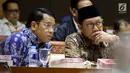 Menteri Agama Lukman Hakim Saifuddin (kanan) saat mengikuti rapat kerja bersama Komisi VIII DPR di Jakarta, Rabu (24/10). Rapat membahas penyesuaian RKA K/L Tahun 2019 suai hasil pembahasan dari Badan Anggaran DPR. (Liputan6.com/JohanTallo)