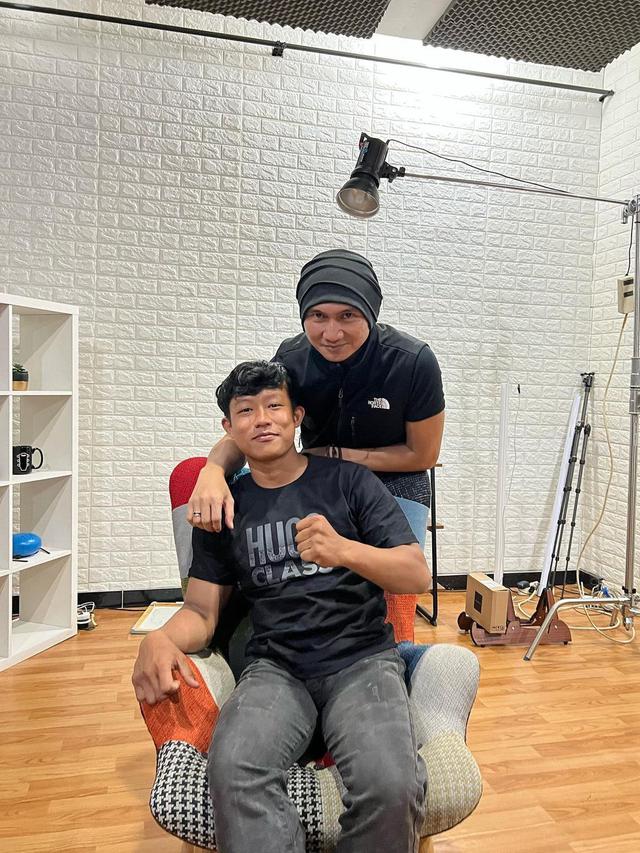 Gabung Bareng Indra Kenz, Ini 7 Potret Paris Pernandes Rekaman Lagu #SalamdariBinjai