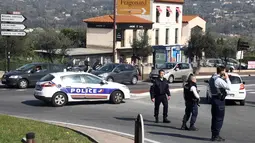 Anggota kepolisian dikerahkan setelah terjadi penembakan di sebuah sekolah menengah di Grasse, sebelah selatan Prancis, Kamis (16/3). Seorang siswa berusia 17 tahun yang membawa senjata laras panjang, pistol dan granat ditangkap (AP Photo/Philippe Farjon)