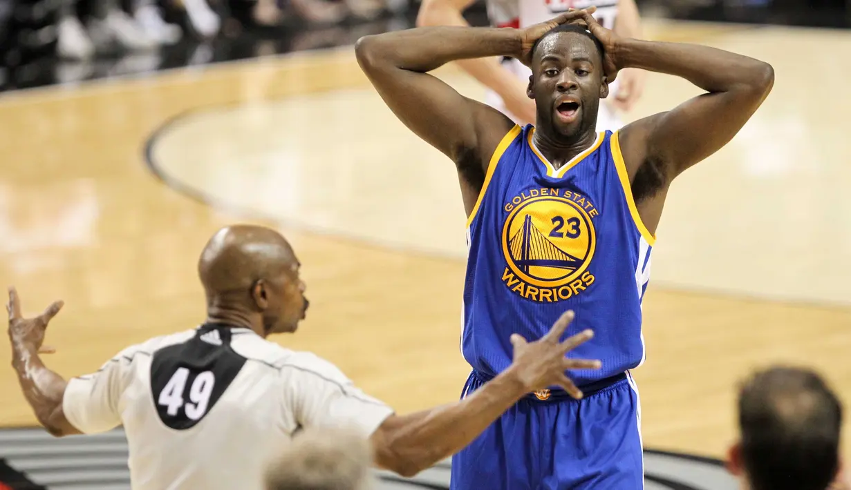 Pemain Warriors, Draymond Green (23) memprotes keputusan wasit, Tom Washington (49) pada laga NBA Playoffs melawan Portland Trail Blazers di Moda Center, Rose Quarter, Portland, (10/5/2016) WIB. (Mandatory Credit: Jaime Valdez-USA TODAY Sports)