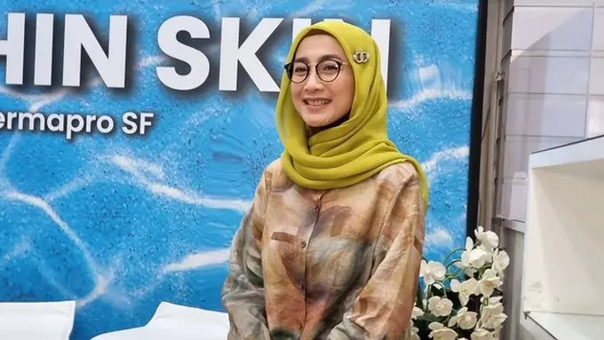 Desy Ratnasari bantah kabar dirinya yang dikira oplas agar terlihat awet muda, dia pun mengatakan semua bisa tercipta karena rajin perawatan