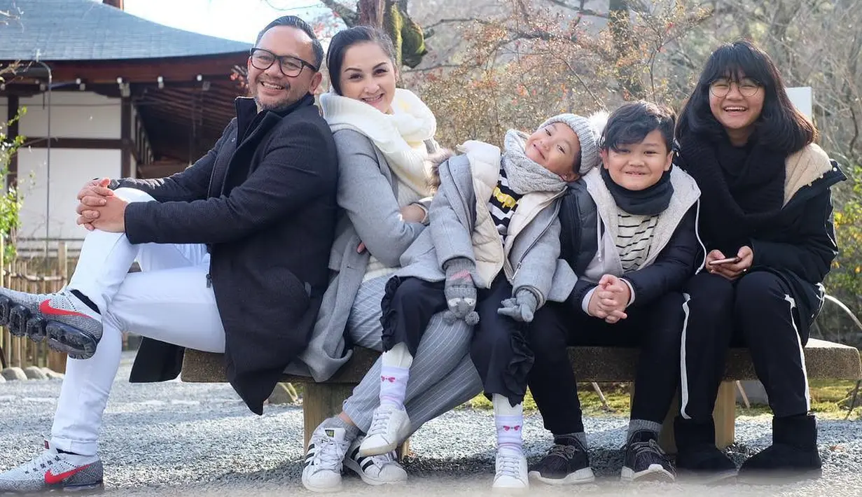 Rumah tangga Mona Ratuliu dan Indra Brasco semakin lengkap dengan kehadiran tiga orang anak. (Foto: instagram.com/monaratuliu)