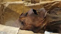 Sosok 'Mumi Menjerit' dipamerkan di Museum Mesir, Kairo, Selasa (14/2). Identitas 'Mumi Menjerit' sebenarnya telah membingungkan arkeolog selama lebih dari satu abad sejak ditemukan di kuil mayat Deir El-Bahari di Mesir. (KHALED DESOUKI/AFP)