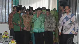 Boediono yang tiba pukul 14.00 WIB disambut kader muslimat NU di Asrama Haji, Pondok Gede, Jakarta, Rabu (28/5/14). (Liputan6.com/Herman Zakharia)