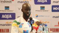 Timnas Mali U-22 akan menjadikan laga ini sebagai ujian berat bagi Garuda Muda Indonesia. Tampak dalam foto, pelatih Mali U-22, Fousseni Diawara, saat sesi konferensi pers jelang pertandingan uji coba melawan Mali, Jakarta, Jumat (14/11/2025). (Bola.com/Abdul Aziz)