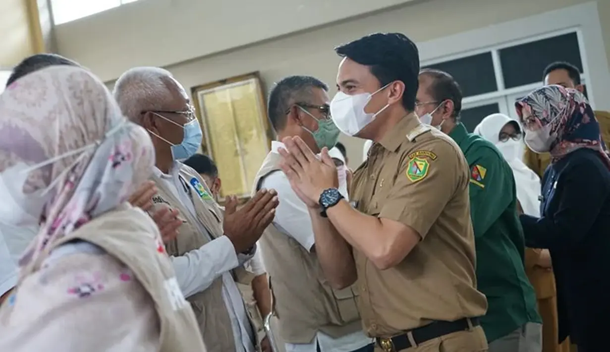 Disukai warga Bandung, Sahrul Gunawan memang kerap berkeliling melihat langsung kondisi yang dialami warga. Mulai dari kegiatan sosialisasi 5M, imbauhan penerapan protokol kesehatan dan sebagainya.(Liputan6.com/IG/@sahrulgunawanofficial)