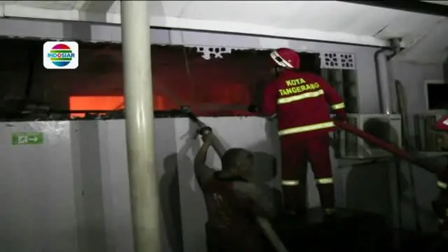 Diduga akibat tersambar petir saat hujan lebat, sebuah gudang farmasi di RSUD Tangerang ludes terbakar. 