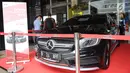 Mobil mewah milik terpidana korupsi yang dilelang KPK saat peringatan Hari Anti Korupsi Sedunia di Jakarta, Selasa (4/12). Mobil Mercedes Benz milik Ali Sadli yang juga auditor BPK bernilai Nilai limit mobil ini Rp 821 juta. (Liputan6.com/Angga Yuniar)