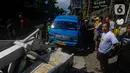 Sebuah angkot yang rusak setelah ditabrak bus AKAP di kawasan Cisarua, Bogor, Rabu (28/6/2023). (merdeka.com/Arie Basuki)