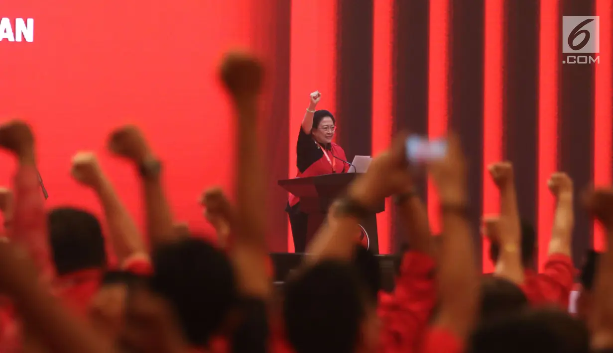 Ketua Umum PDIP Megawati Soekarnoputri mengepalkan tangannya ke atas saat menyampaikan pidato politiknya pada HUT ke-45 PDIP di JCC Senayan, Jakarta, Rabu (10/1). Megawati semangat membaca pidato politik di hadapan kadernya. (Liputan6.com/Angga Yuniar)
