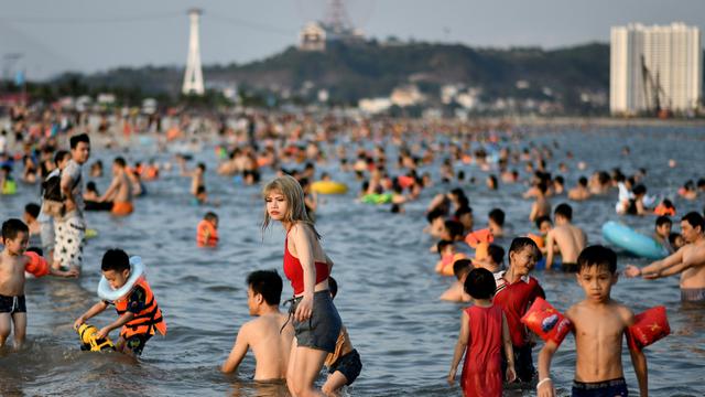 Begini Penuhnya Pantai di Vietnam Setelah Corona Mereda