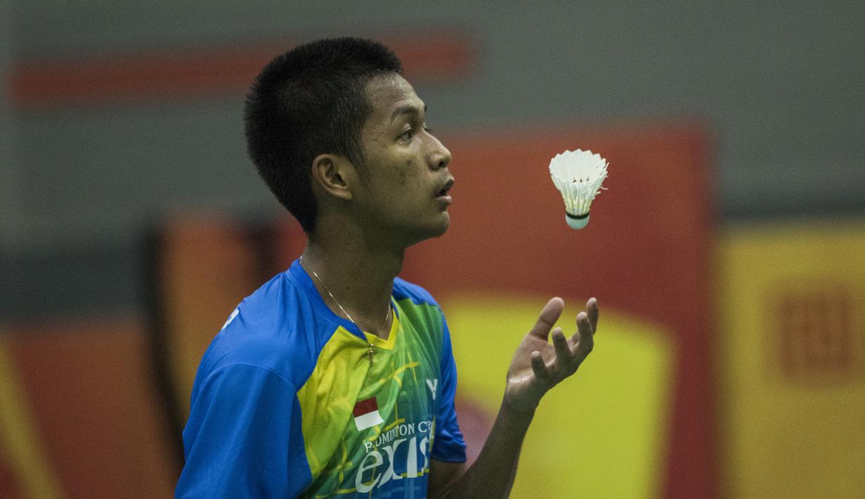 Tunggal putra Exist, Akbar Firdaus, memainkan kok saat melawan tunggal Jaya Raya, Sultan Mayang, pada final tim beregu Pembangunan Jaya Cup 2019 di GOR Jaya Raya, Banten, Sabtu (21/12). Exist menang 3-1 atas Jaya Raya. (Bola.com/Vitalis Yogi Trisna)