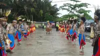 Tarian selamat datang buka Festival Desa Teknologi Informasi dan Komunikasi di Danau Sentani, Sentani Timur, Kabupaten Jayapura, Papua. 
