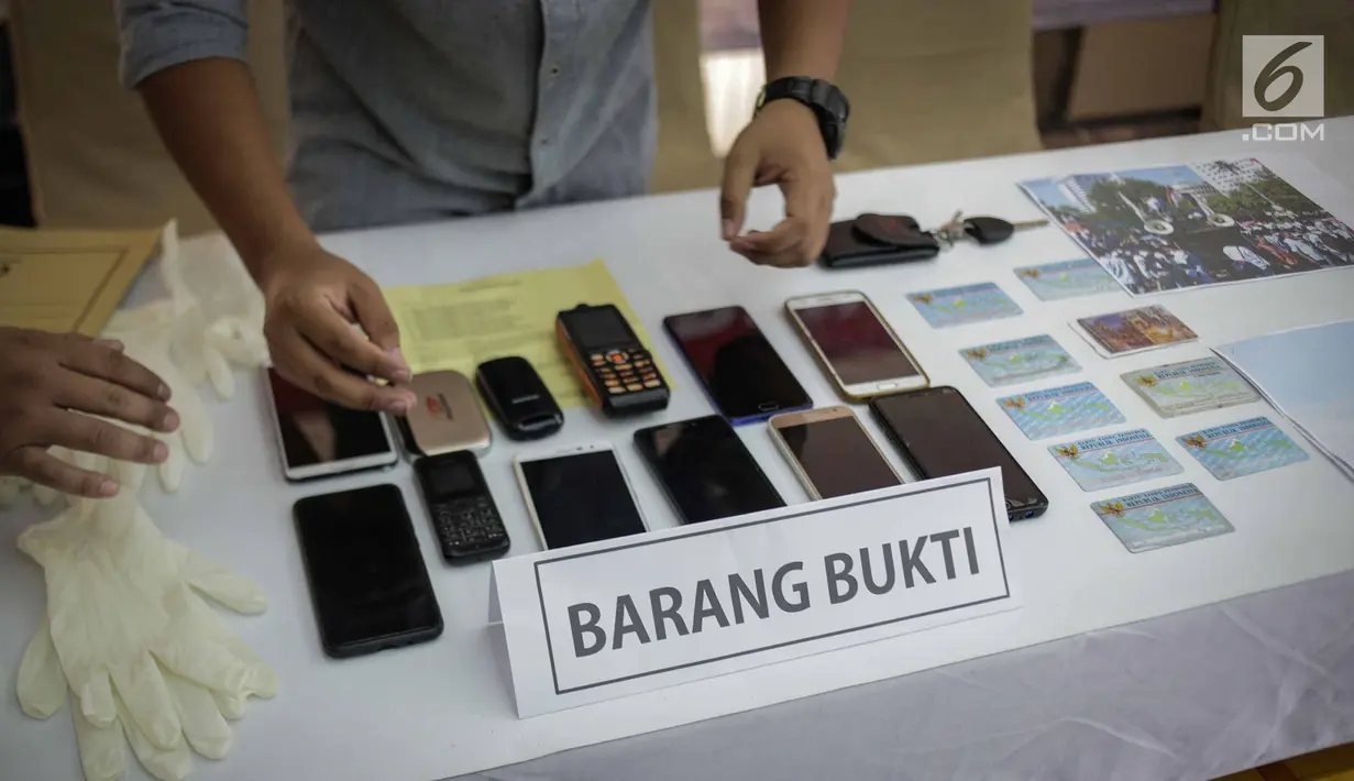 Barang bukti diperlihatkan saat rilis pengungkapan tindak pidana perampasan truk tangki Pertamina di Polda Metro Jaya, Jakarta, Selasa (19/3). Polisi berhasil mengamankan lima orang tersangka. (Liputan6.com/Faizal Fanani)