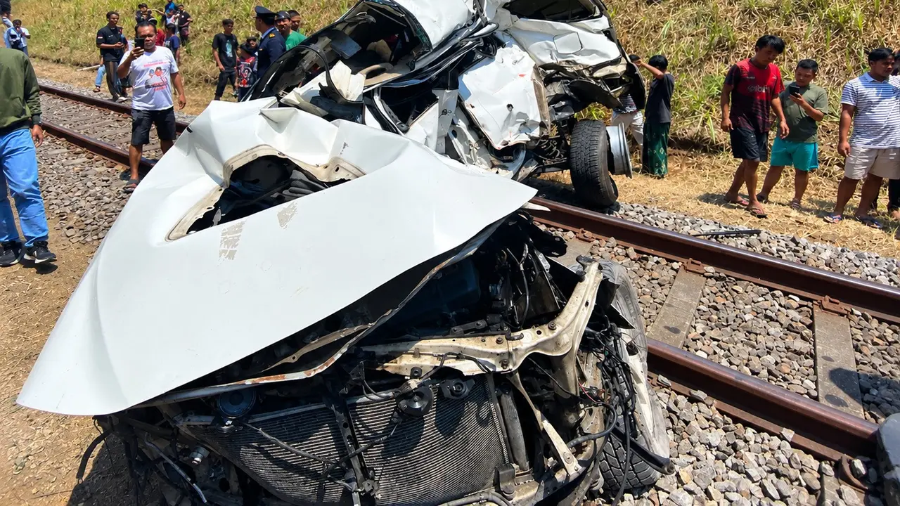 Maut di Perlintasan Tanpa Palang Pintu, Fortuner Terseret KA Ijen Ekspress di Jember,  Pengemudi Tewas