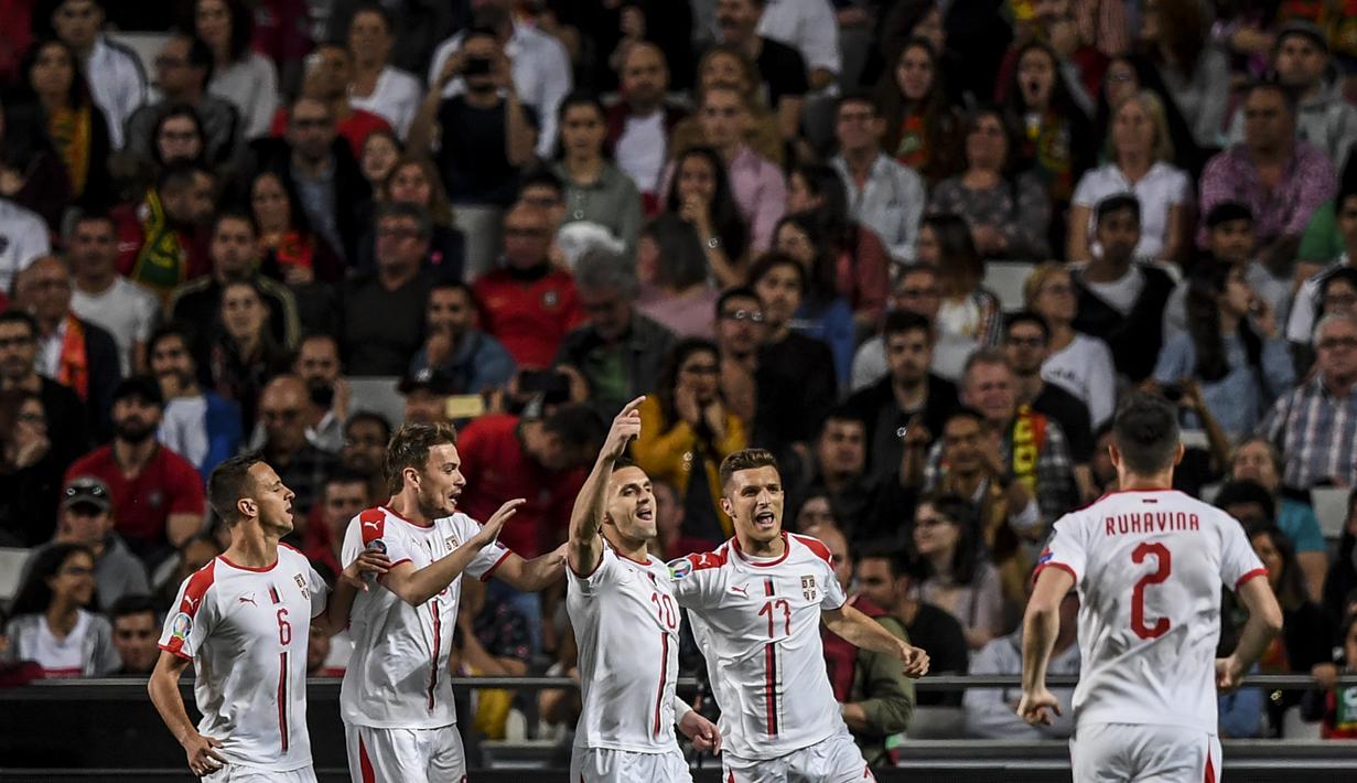 Selebrasi gol Serbia yang dicetak Dusan Tadic pada laga kedua kualifikasi Piala Eropa 2020 yang berlangsung di Stadion Da Luz, Lisbon, Senin (27/3). Portugal raih hasil imbang 1-1 kontra Serbia. (AFP/Patricia de Melo)
