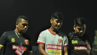 Bek Badak Lampung, Zaenal Haq didampingi tim medis setelah tidak bisa melanjutkan pertandingan melawan Arema FC. (Bola.com/Iwan Setiawan)