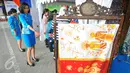 Pengunjung melihat batik betawi di salah satu stand bazar produk UMKM yang digelar PT KAI di Stasiun Gambir, Jakarta, Rabu (28/12).  Bazar ini dilakukan secara serentak di 14 stasiun besar di berbagai wilayah Indonesia. (Liputan6.com/Angga Yuniar)