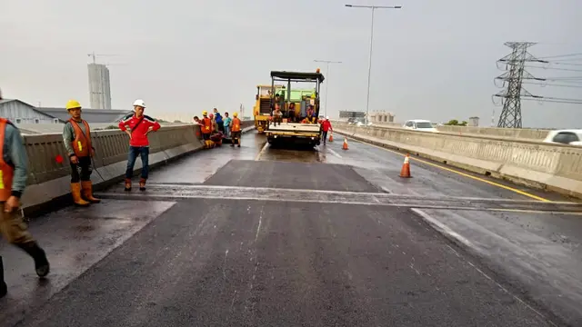 PT Jasa Marga (Persero) Tbk melalui anak usaha PT Jasamarga Jalan layang Cikampek (JJC) akan melanjutkan pekerjaan penyempurnaan Expansion Joint dan perataan Jalan Tol Jakarta-Cikampek II (Elevated) atau Tol Layang Japek.  Dok