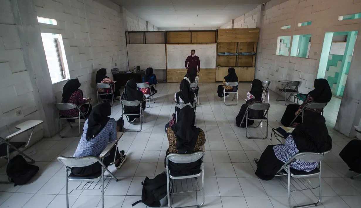 Siswa SMA menerapkan jarak sosial saat pembelajaran tatap muka di Sekolah Islam Ibnu Aqil Ibnu Sina, Soreang, Bandung, Jawa Barat, Rabu (5/8/2020). Indonesia akan mengizinkan sekolah di zona hijau COVID-19 melakukan pembelajaran tatap muka di bawah protokol kesehatan yang ketat. (Xinhua/Septianjar)