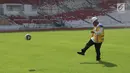 Menteri PUPR Basuki Hadimuljono menendang bola saat menjajal rumput Stadion Utama Gelora Bung Karno di Senayan, Jakarta, Kamis (23/11). Selain meninjau pembangunan, Menteri Basuki juga menjajal rumput di Stadion Utama GBK (Liputan6.com/Angga Yuniar)