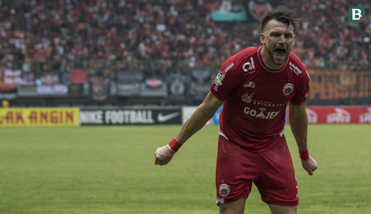 Striker Persija Jakarta, Marko Simic, merayakan gol yang dicetaknya ke gawang Barito Putera pada laga Liga 1 di Stadion Patriot, Jawa Barat, Selasa (30/10). Persija menang 3-0 atas Barito. (Bola.com/Vitalis Yogi Trisna)