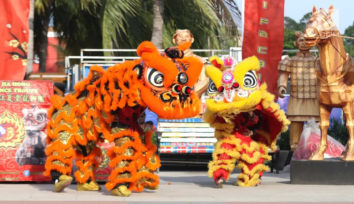 Penari Barongsai beraksi menghibur pengunjung Pantai Lagoon, Ancol, Jakarta, Sabtu (2/2). Untuk menyambut perayaan Imlek 2570, pengelola menampilkan Ancol Imlek Festival 2570. (Liputan6.com/Helmi Fithriansyah)