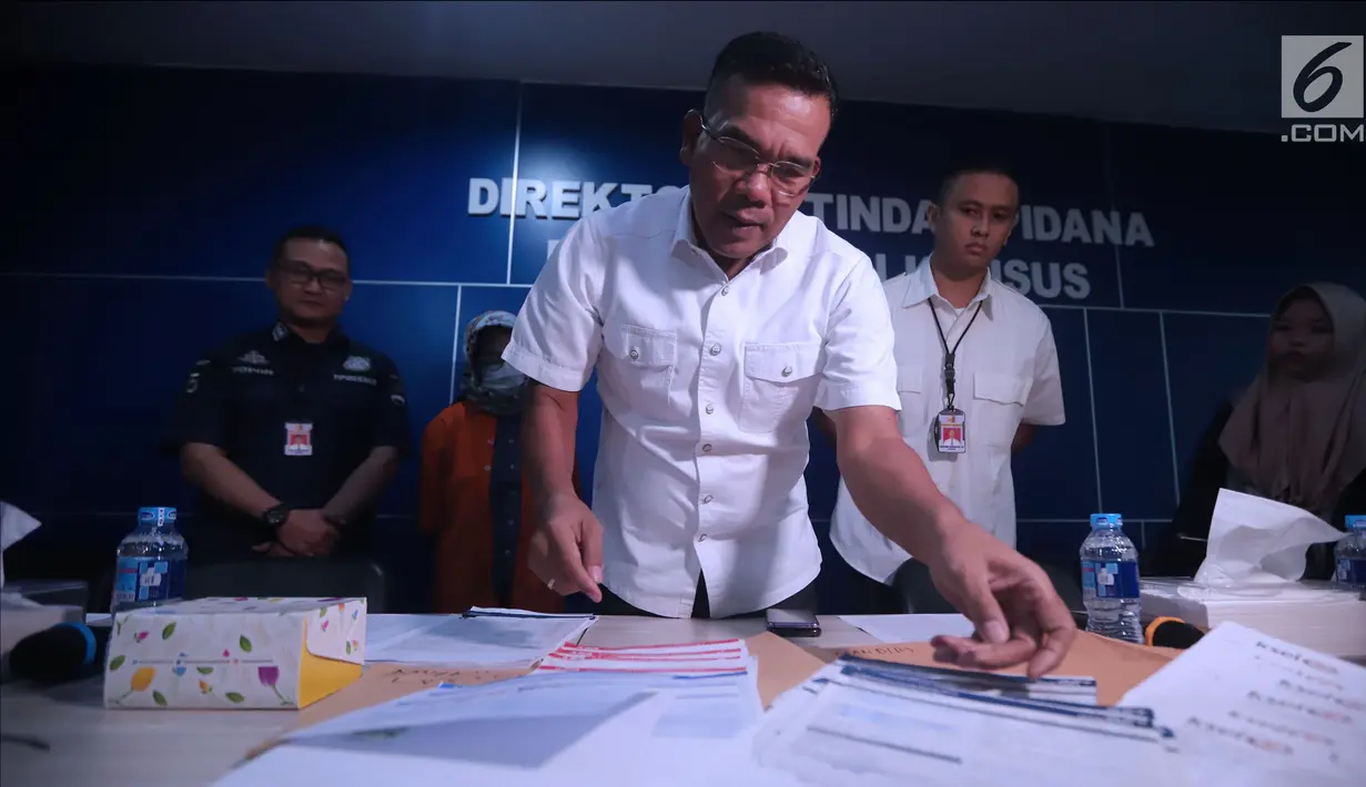 Wadir Tipideksus Bareskrim Polri, Kombes Pol Daniel Tahi Monang Silitonga membeberkan barang bukti saat rilis di Jakarta, Rabu (17/10). Bareskrim menangkap satu tersangka penipuan dan penggelapan saham pasar modal. (Liputan6.com/Helmi Fithriansyah)