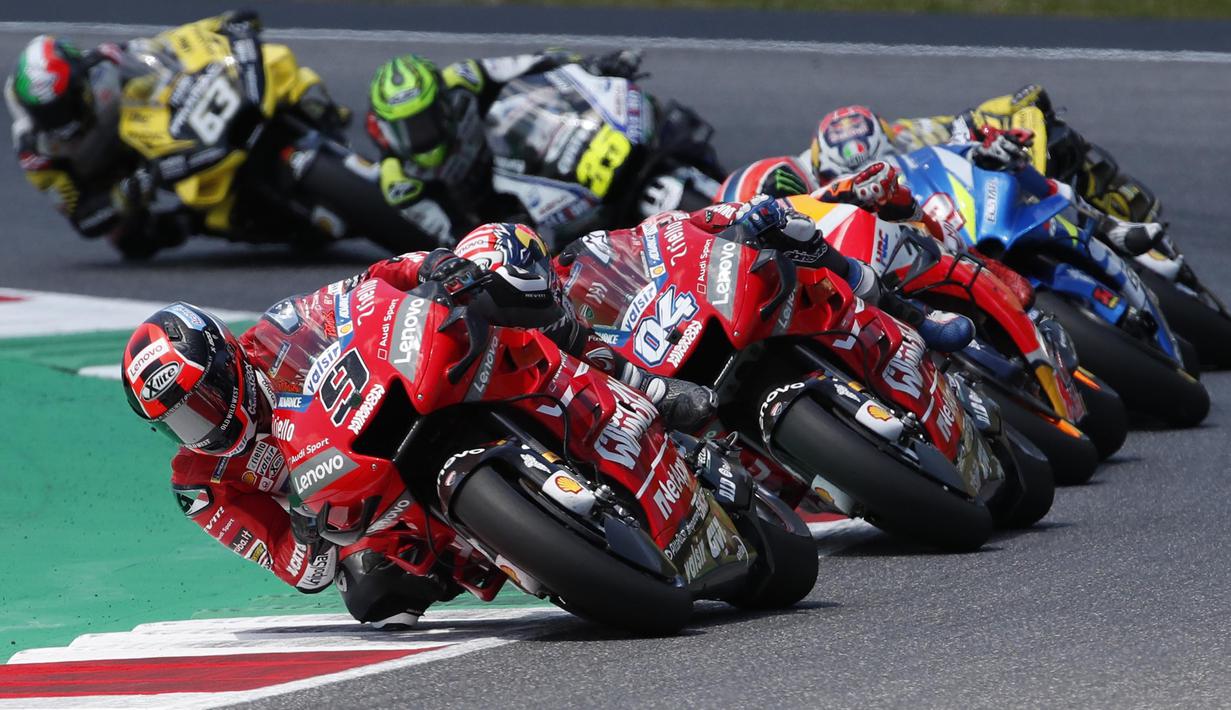 Pebalap Ducati, Danilo Petrucci memimpin balapan MotoGP Italia 2019 di Sirkuit Mugello, Minggu (2/6). Petrucci finis pertama dengan catatan waktu 41 menit 33,794 detik. (AP/Antonio Calanni)